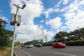 Trecho da BR-324 é interditado após tombamento de veículo na Bahia