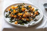 Hora do almoço: veja 5 opções de saladas mornas e ricas em proteínas