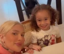Karoline Lima encomenda bolo em formato de jacaré para filha e valor assusta; veja