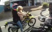 Motociclista é multada por pilotar com cão em 'canguru': 'Não sabia que era ilegal'