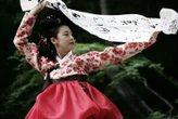 Hanbok: vestimos o traje tradicional coreano para contar a história da peça