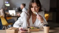 Por que colocar os cotovelos na mesa é considerado rude na etiqueta?