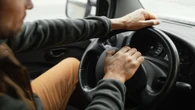 Saiba como o simples ajuste na forma de segurar o volante pode evitar acidentes fatais