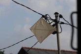 Mulher recebe descarga elétrica ao tentar pegar pipa de rede elétrica em Salvador
