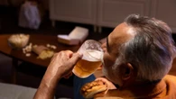 Seu cérebro encolhe ao beber álcool? Saiba o que diz a ciência