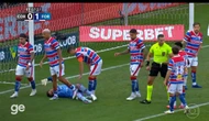 Lance bizarro: Deyverson pisa duas vezes no goleiro do próprio time
