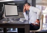 Sentado o dia todo? Médico ensina 3 exercícios simples para melhorar dor nas costas