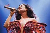 VÍDEO: Fã de Katy Perry desmaia nos braços da cantora em show
