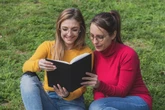 4 livros com temática LGBTQIAPN+ para ler no Mês do Orgulho