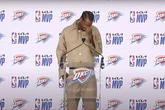Igualando feito de Michael Jordan, Shai é eleito MVP da NBA e se emociona ao falar da esposa