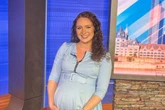 Apresentadora conduz jornal ao vivo durante trabalho de parto: 'Bolsa estourou'