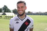 Jogadores do Vasco reagem com risos após serem surpreendidos por tiros durante entrevista