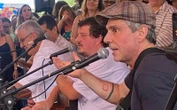 Alexandre Nero canta música composta com Aldir Blanc em roda de samba no Rio