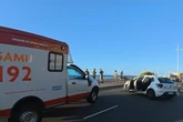 Carro da Embasa capota e deixa um ferido na Pituba