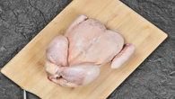 Risco de intoxicação: entenda por que você não deve lavar o frango cru na pia