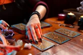Carta 7 de Copas no tarot indica reviravoltas no amor e novas conexões nesta terça (14)