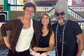 Shawn Mendes visita Candyall Guetho Square ao lado de Ivete Sangalo e Carlinhos Brown