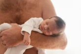 Bebê de 10 meses sofre alterações na genitália após contato com gel de testosterona do pai