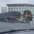 Carreta invade a contramão e sobe em calçada para fazer retorno em Feira de Santana; veja vídeo