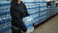 Pare de comprar água engarrafada: especialistas revelam riscos para a saúde e o meio ambiente