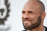 Lenda do UFC é hospitalizado com queimaduras após acidente de carro