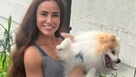 Influenciadora abre vaga para dogsitter com salário de R$ 2,5 mil mas exigências chamam atenção