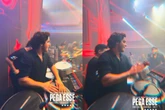 Em Salvador, Marcelo Sangalo sobe ao palco de formatura, toca percussão e mostra swing baiano