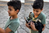 Emocionado, menino chora e convence mãe a adotar única cachorrinha rejeitada em feira de adoção na Bahia