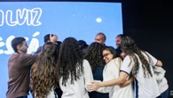 Estudante volta às aulas após perder a irmã e recebe homenagem emocionante dos colegas: 'Você não está sozinho'