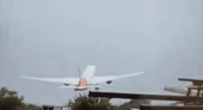Vídeo registra últimos momentos antes da queda do avião que caiu logo após decolar na Índia