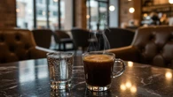 Por que servem água com gás antes do café? Entenda a tradição