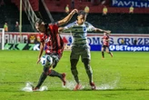 Sob forte chuva, Vitória não consegue aproveitar expulsão do Cruzeiro e fica só no empate