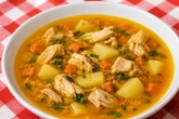 Receita de canja de galinha é simples e ajuda a aquecer nos dias frios; veja como fazer