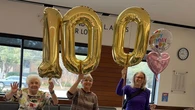 Faz hidroginástica e comemorou os 100 anos em uma festa na academia: a rotina da centenária que diz não se sentir velha