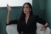 Aparição surpresa de Demi Moore em clipe do KATSEYE rende ironias sobre ausência de integrante