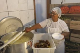 Cozinhas comunitárias entregam refeições para 20 mil baianos em insegurança alimentar