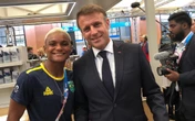 Macron visita Vila Olímpica e posa para foto com atleta brasileira