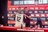 Jogo com os pés, relação com Carpini e Ceni como ídolo: Novo goleiro do Vitória é apresentado