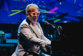 Em 'Never Too Late' tem um Elton John competente, mas sem novidades