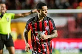 Com retornos e improviso na lateral, o Vitória está escalado para encarar o Santos
