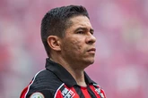 Osvaldo pede desculpas após briga com companheiro do Vitória em campo