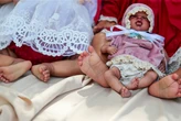 Ter um bebê reborn é saudável? Psicanalista e artista que confecciona os bonecos comentam