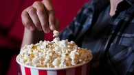 A pipoca de cinema pode colocar a saúde do seu intestino em risco, alerta médico
