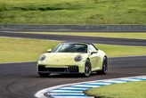 Porsche 911 ganha uma inédita versão híbrida; confira a aceleração e os preços