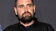 Preso por matar os pais, filho de cineasta famoso de Hollywood entra na Justiça para liberar herança milionária