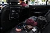 Dentadura, ovos e até um pé de galo: veja os objetos mais inusitados esquecidos em carros de aplicativo