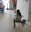 Menina salva irmã de ser atropelada por veículo desgovernado; veja vídeo