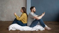 Seu relacionamento está na 'fase de colega de quarto'? Entenda o perigo escondido que precede o fim