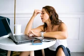 Você tem menos de 40 anos e sente esses sintomas? Pode não ser estresse, mas menopausa precoce