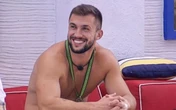 Após 'sumiço' das redes sociais, ex-BBB aparece irreconhecível: 'Inovei'